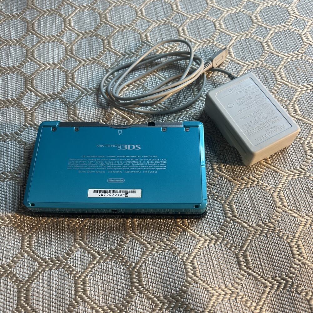Nintendo 3DS Handheld Console Aqua CTR-001 Tested Works w/Charger